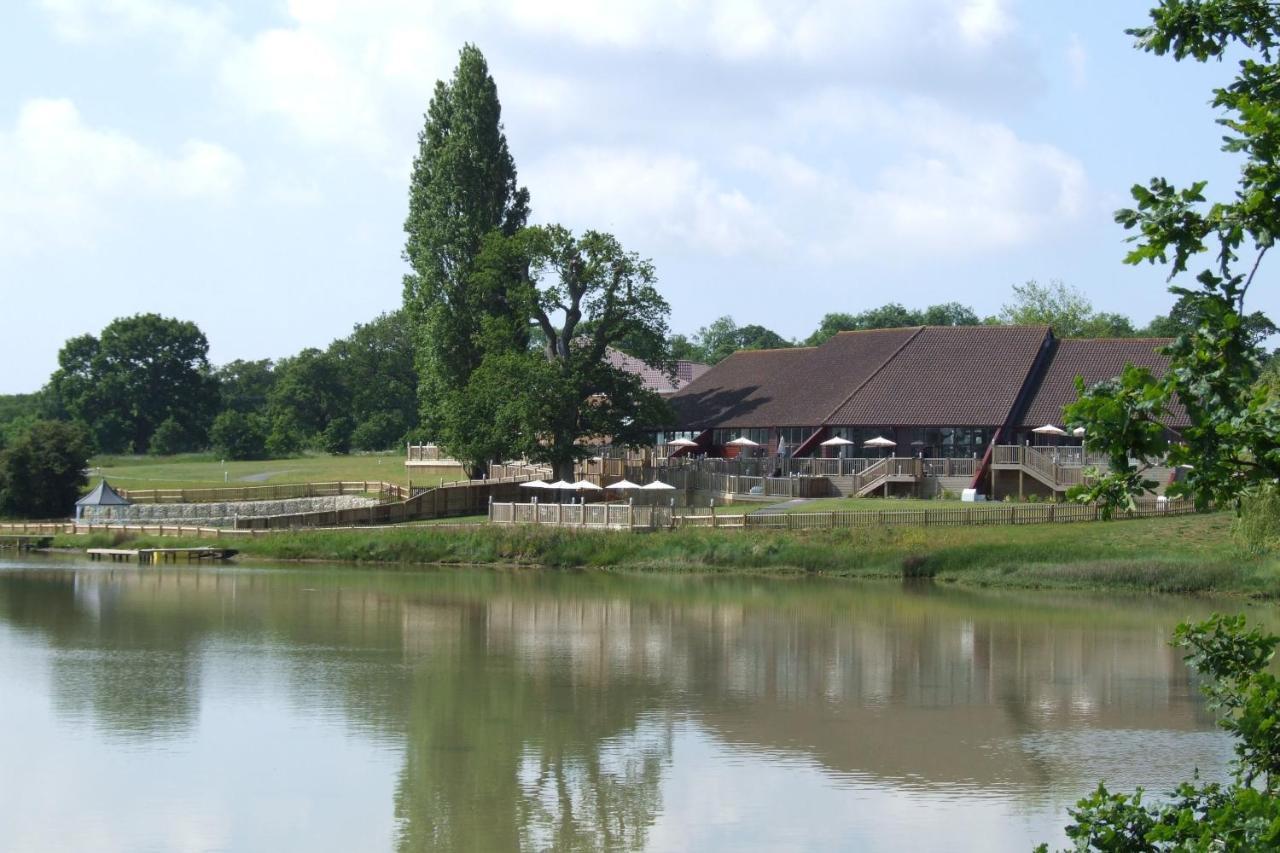 Lakeside Park Hotel & Spa Fishbourne  Bagian luar foto